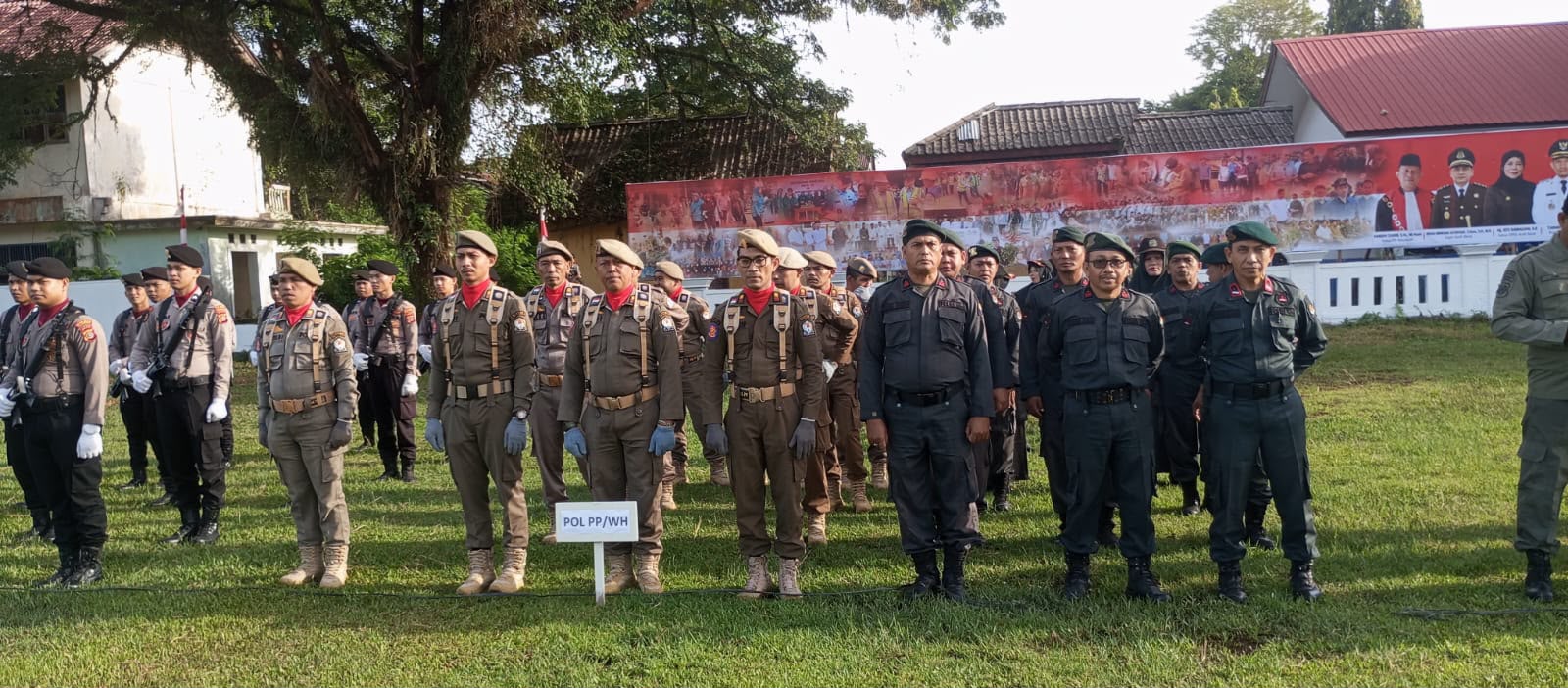 Personel Satpol PP dan WH Aceh Barat Ikuti Upacara HUT RI ke 81 di lapangan Teuku Umar