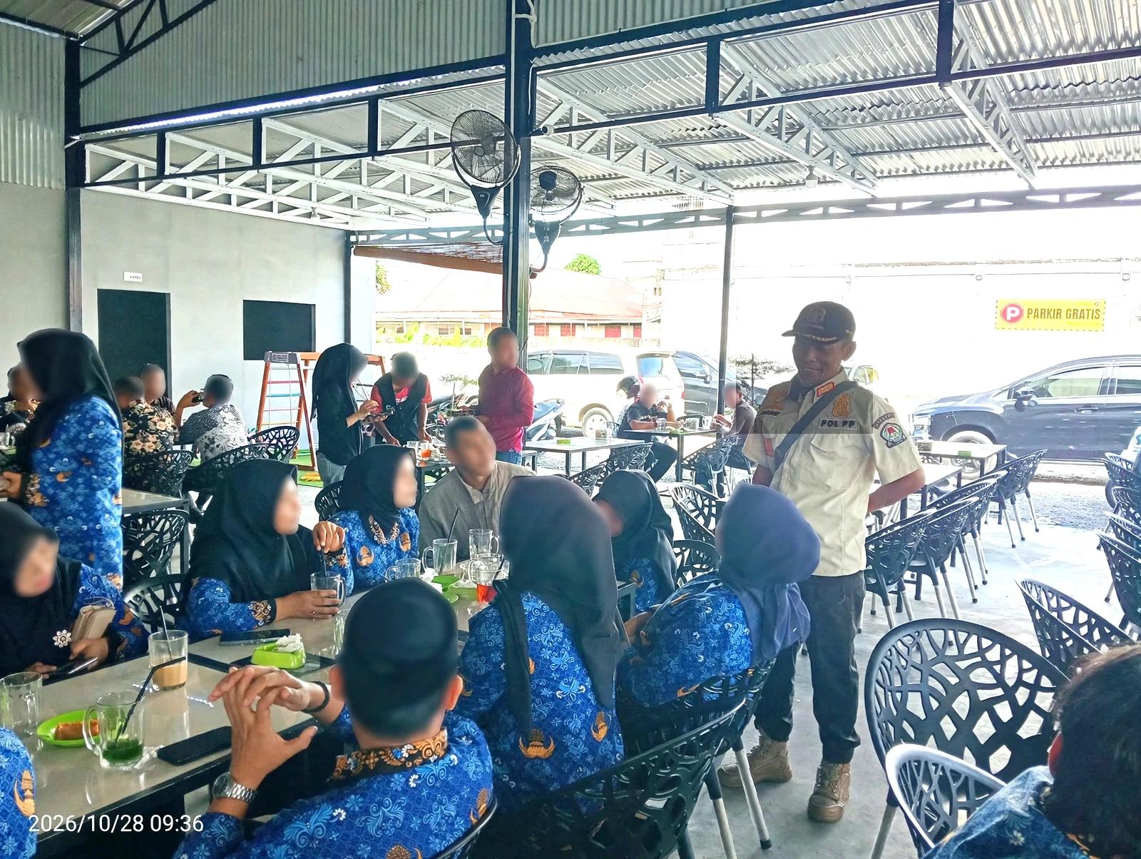 Penertiban PNS yang kedapatan nongkrong di luar kantor setelah mengikuti Upacara Hari Sumpah Pemuda 